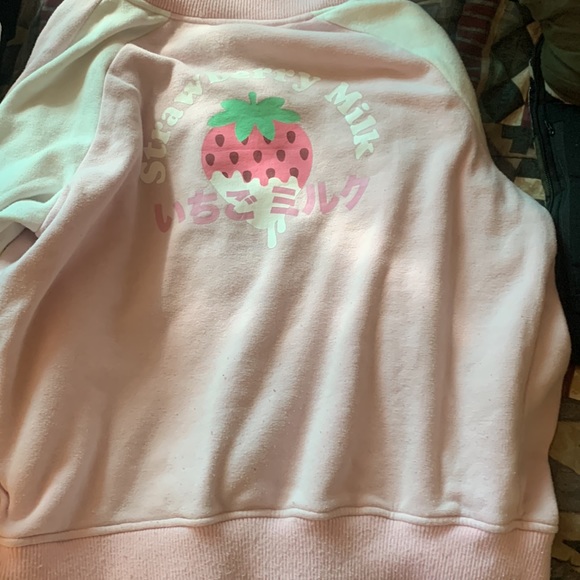 A pink strawberry jacket with pockets - Picture 5 of 5